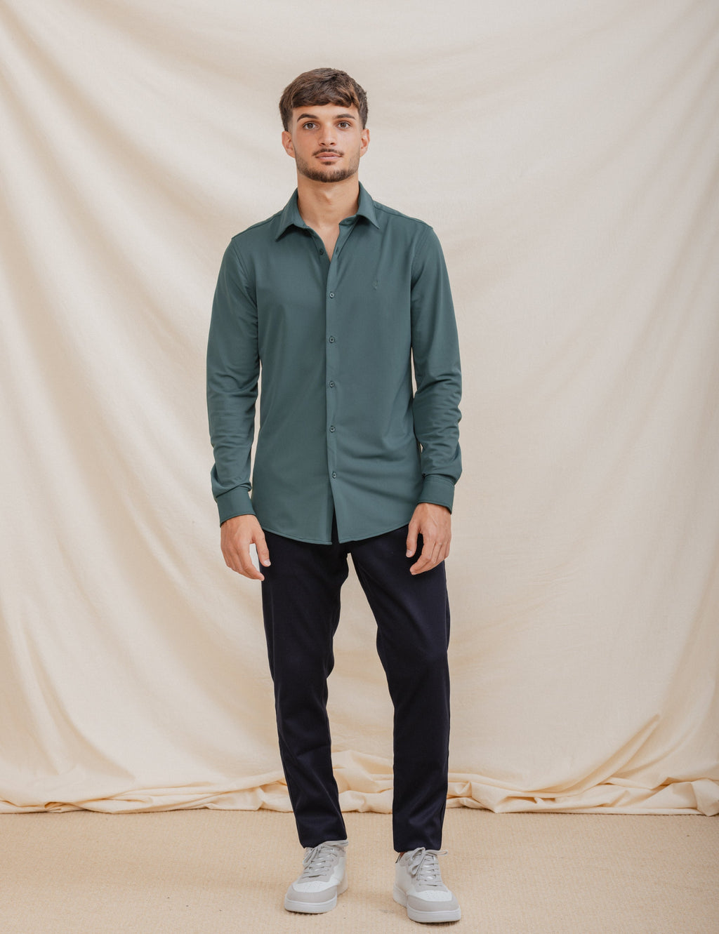 CAMISA ELÁSTICA VERDE CON VARILLA