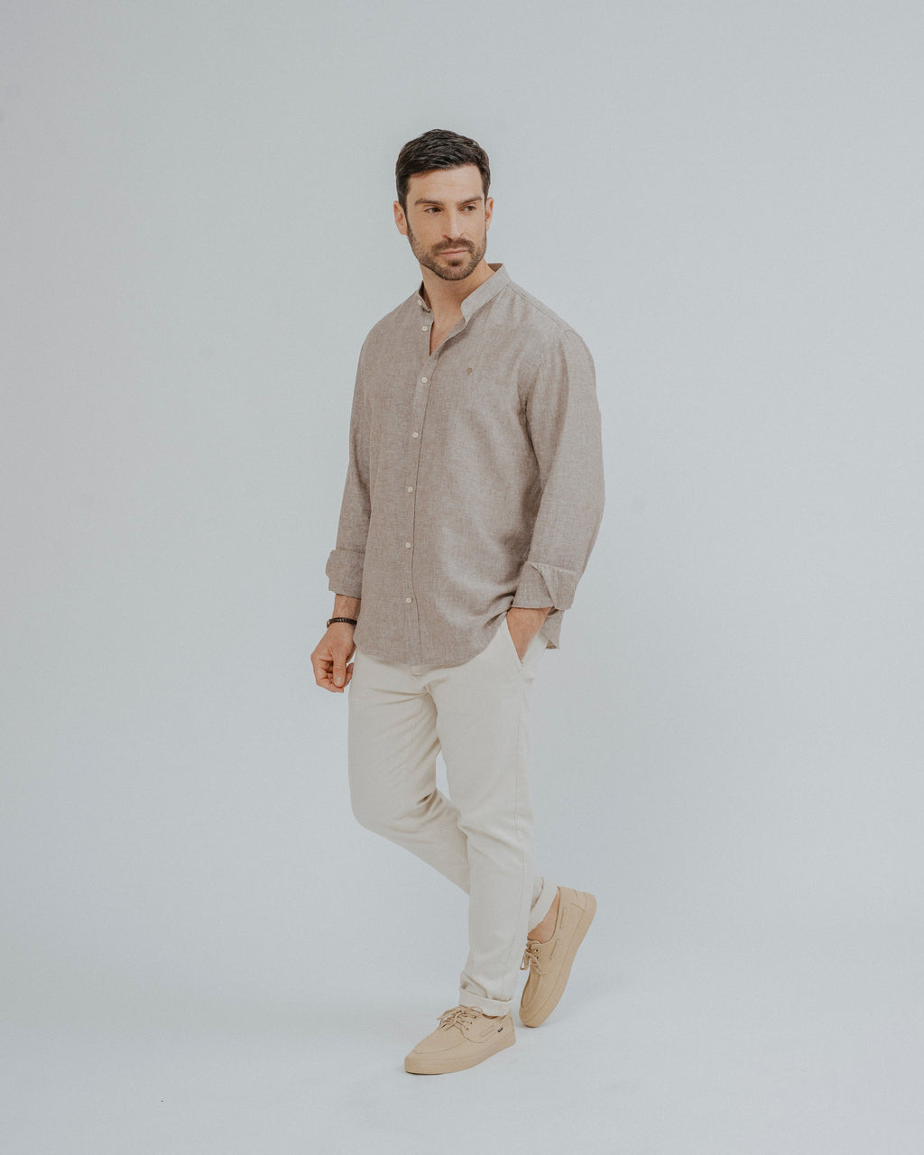 CAMISA LINO MARRÓN CUELLO MAO