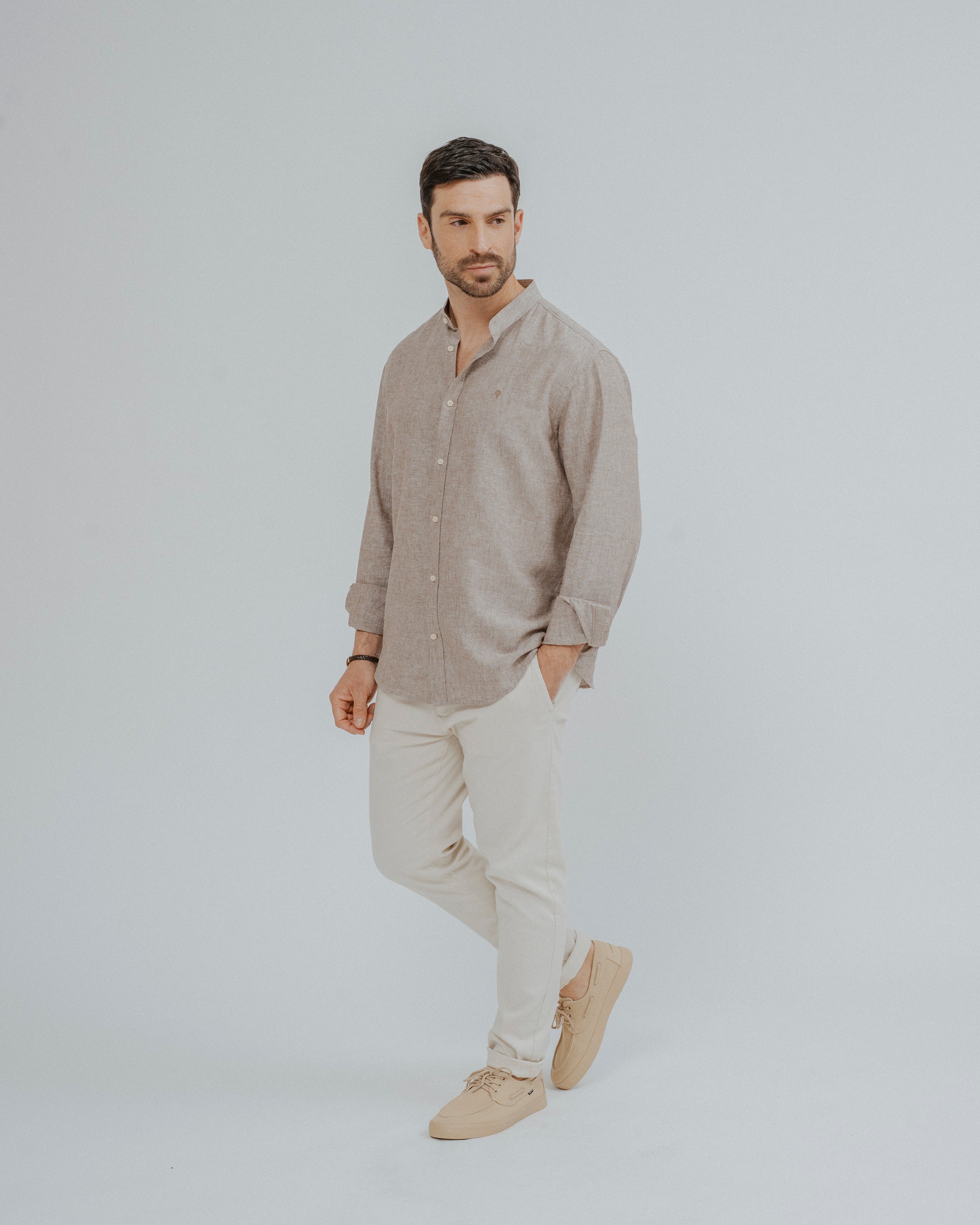 CAMISA LINO MARRÓN CUELLO MAO