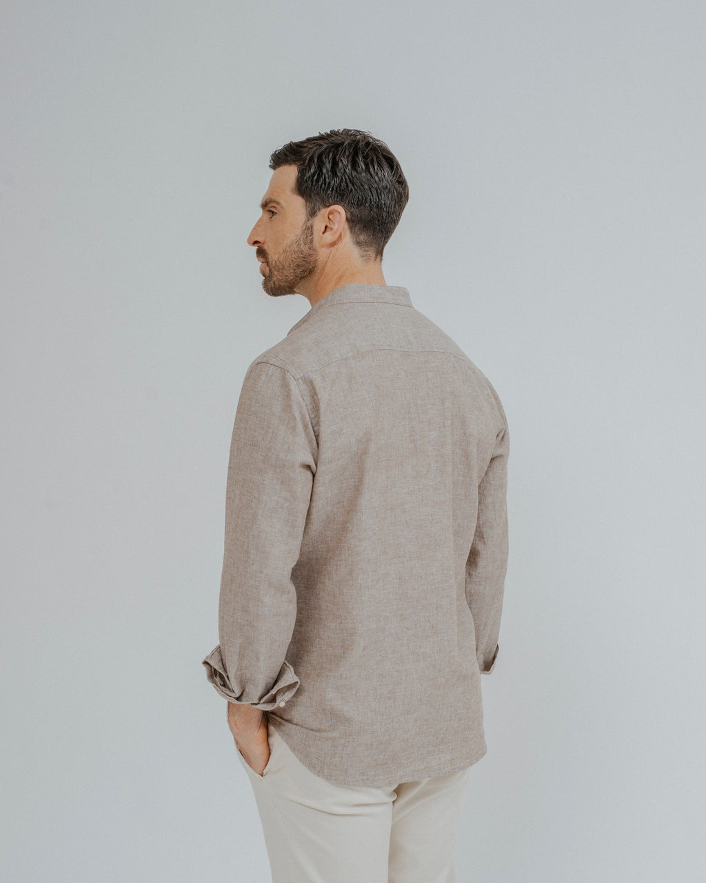 CAMISA LINO MARRÓN CUELLO MAO