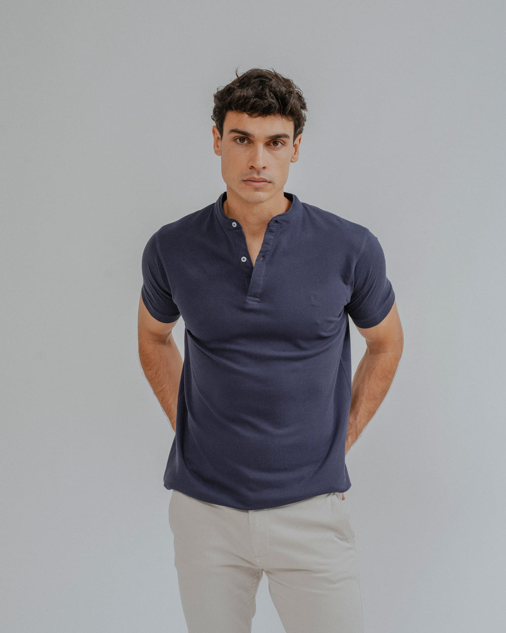 POLO BÁSICO CUELLO MAO MARINO