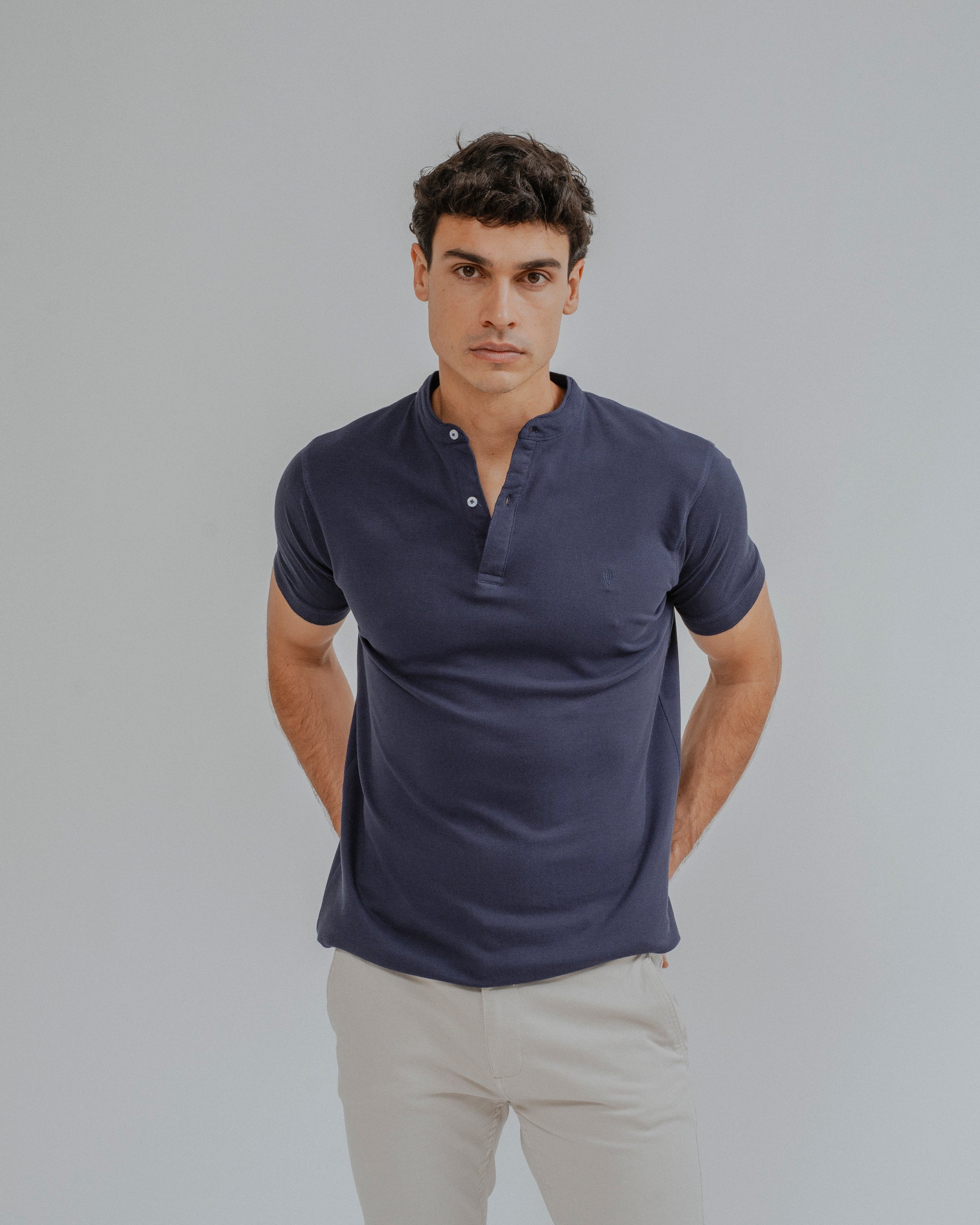 POLO BÁSICO CUELLO MAO MARINO