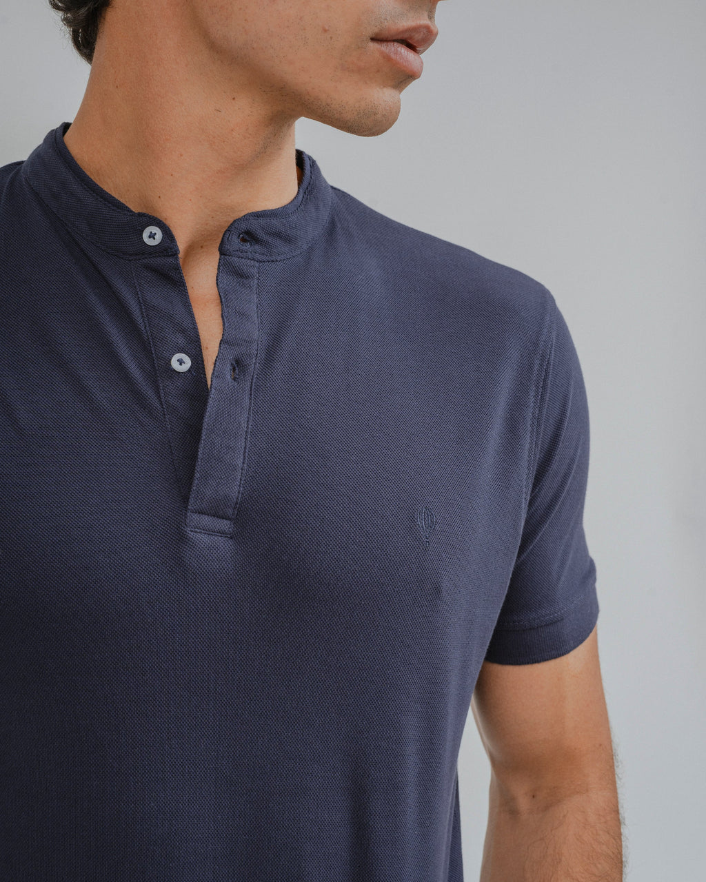 POLO BÁSICO CUELLO MAO MARINO