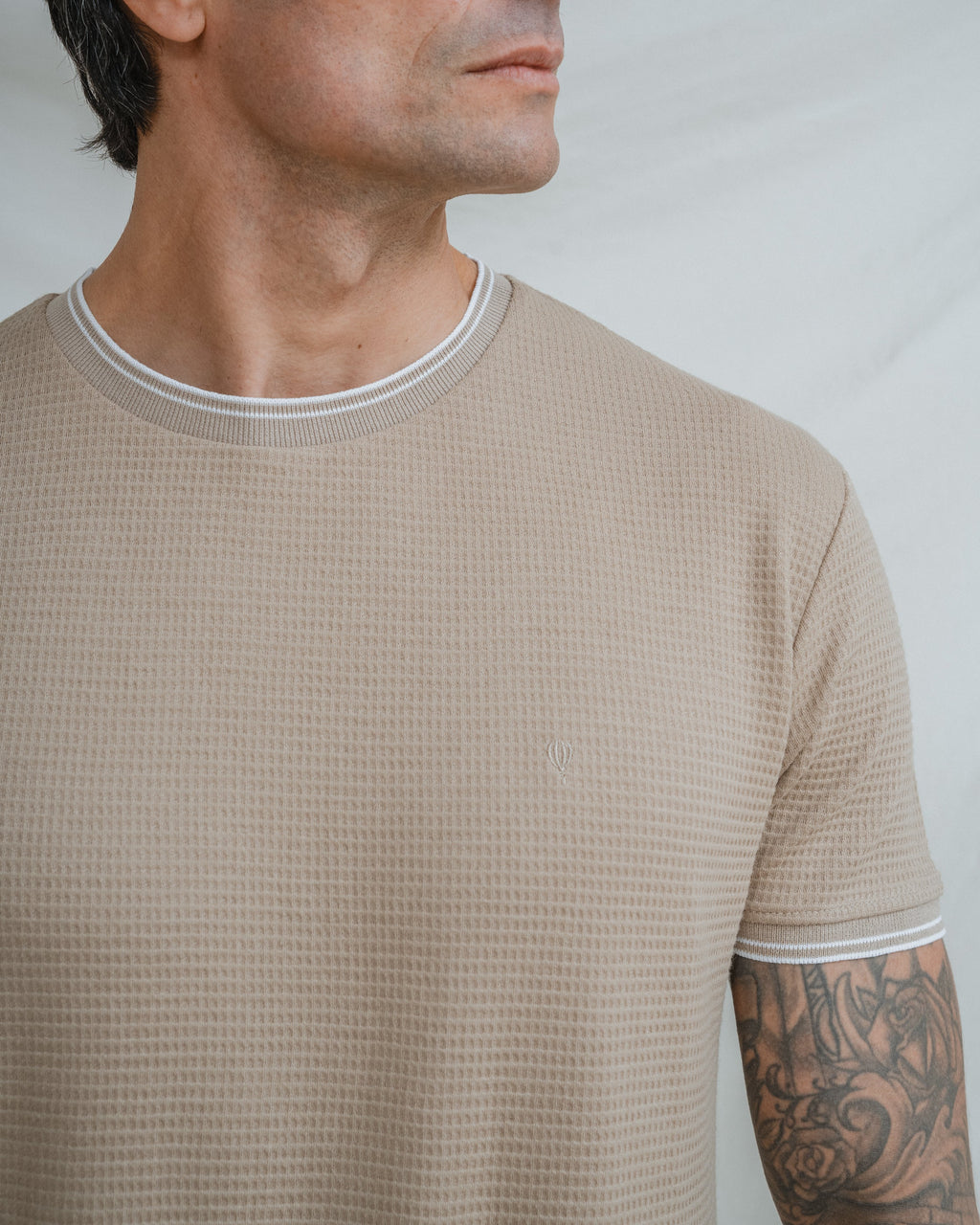 CAMISETA ESTRUCTURA LINEA CONTRASTE