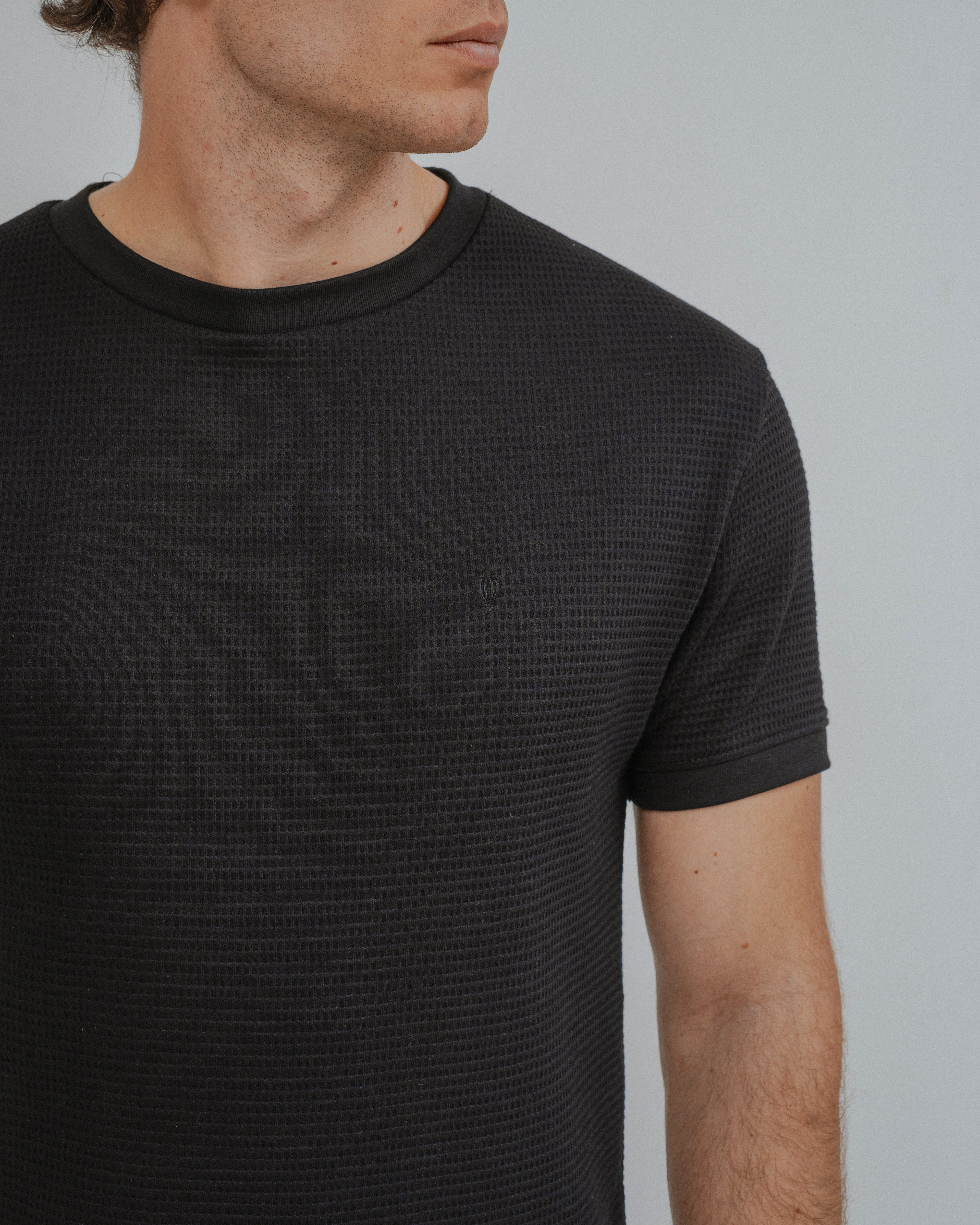 CAMISETA ESTRUCTURA NEGRA