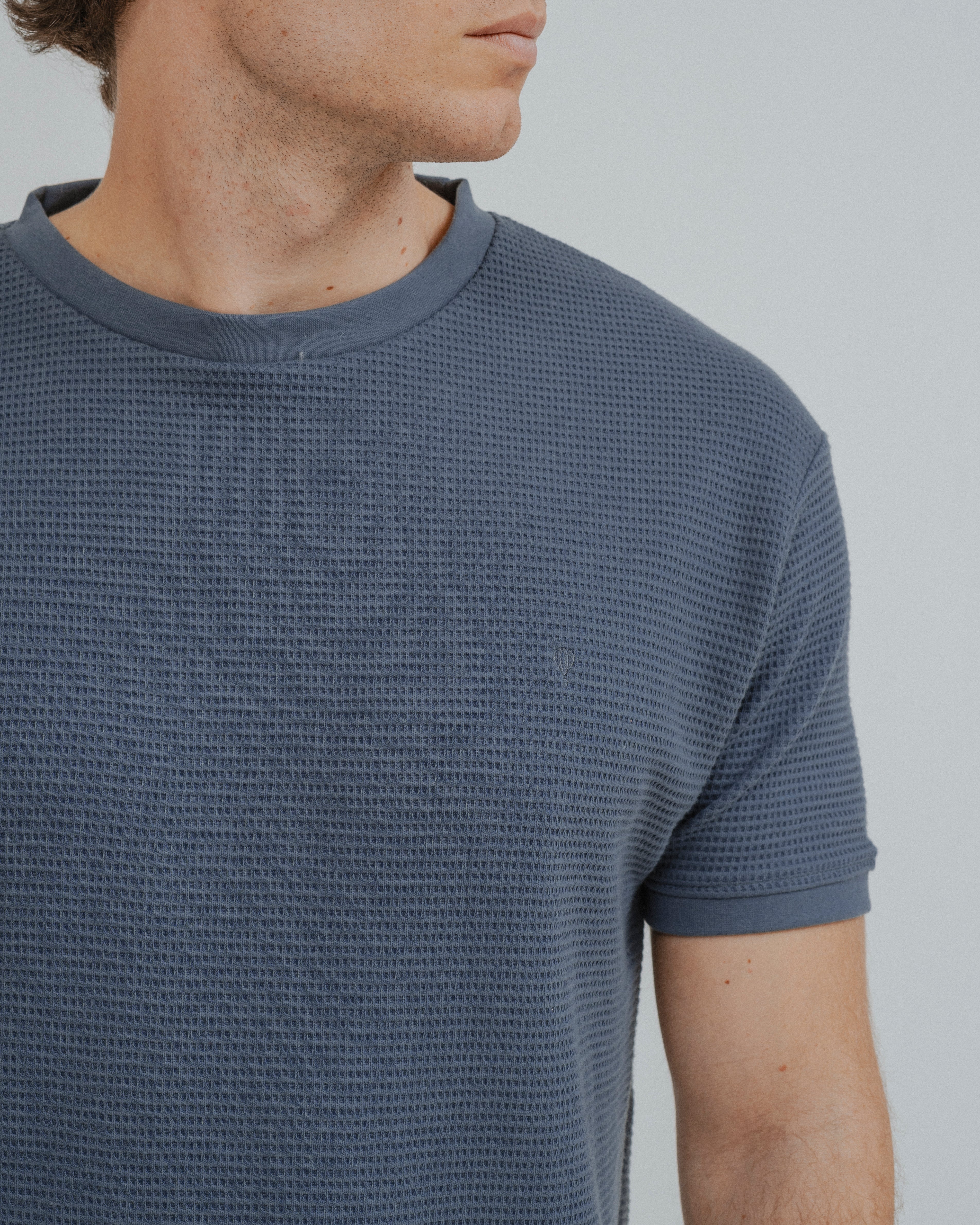 CAMISETA ESTRUCTURA PERFORADA AZUL
