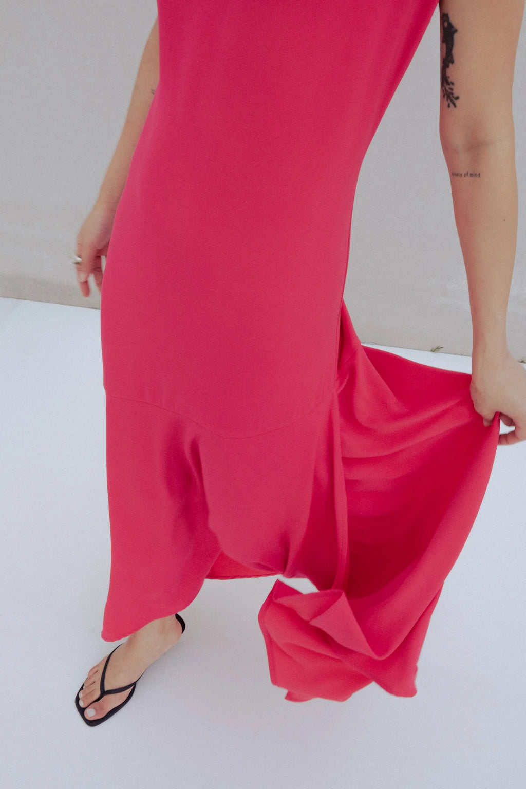 VESTIDO MIDI ASIMÉTRICO