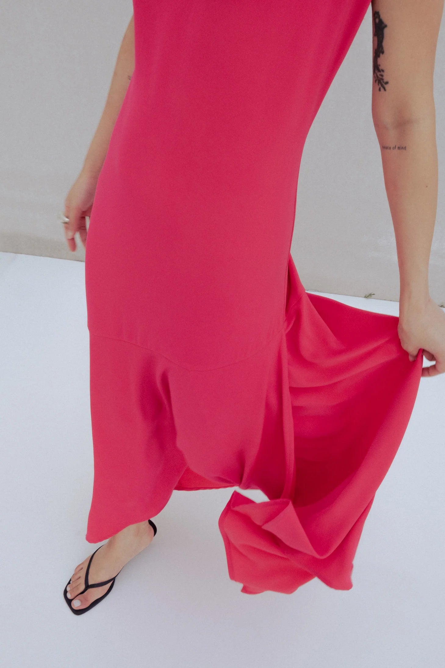 VESTIDO MIDI ASIMÉTRICO